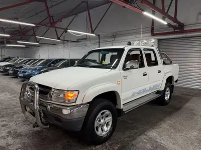 Used Toyota HiLux 102 HP (75 kW) 2004 White Pickup