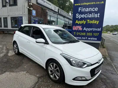 Used Hyundai i20 SE 84 HP (61 kW) 2015 White Hatchback