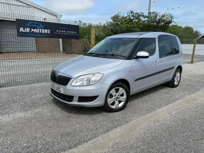 Usado Skoda Roomster SE 105 CV (77 kW) 2011 Plateado Monovolumen