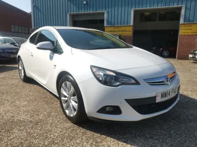 Used Vauxhall Astra GTC SRi 138 HP (101 kW) 2014 White Hatchback