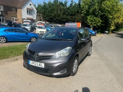 Used Toyota Yaris 101 HP (74 kW) 2013 Grey Hatchback