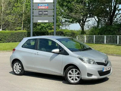 Used Toyota Yaris 90 HP (66 kW) 2012 Silver Hatchback