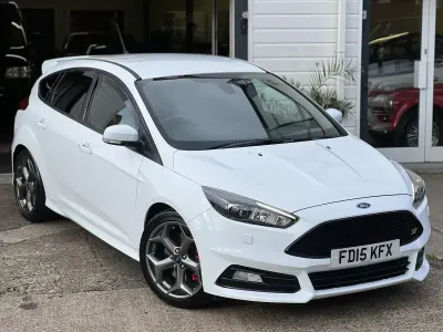 Used Ford Focus ST 250 HP (183 kW) 2015 White Hatchback