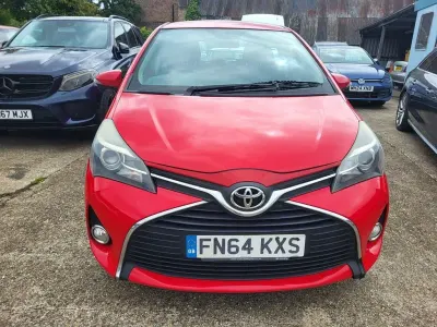 Used Toyota Yaris 90 HP (66 kW) 2014 Red Hatchback