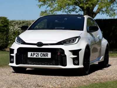 Begagnad Toyota Yaris 272 HK (200 kW) 2021 Vit Halvkombi