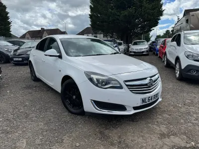 Used Vauxhall Insignia Design Edition 140 HP (102 kW) 2014 White Hatchback