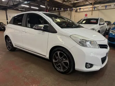 Begagnad Toyota Yaris Trend 99 HK (72 kW) 2013 Vit Halvkombi