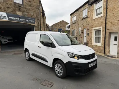 Second-hand Peugeot Partner Premium 131 CP (96 kW) 2023 Alb Monovolum