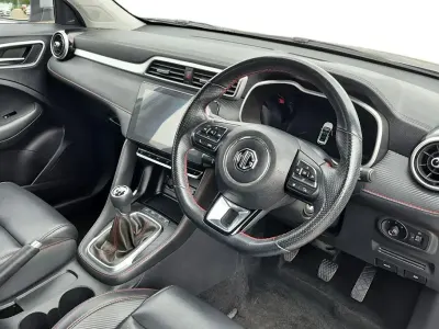 Używany MG ZS Exclusive 106 KM (77 kW) 2021 Srebrny SUV