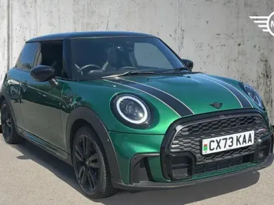 Usado Mini Cooper Hatch 134 CV (98 kW) 2023 Verde Utilitario