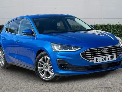 Gebraucht Ford Focus Titanium 125 PS (91 kW) 2024 Blau Kleinwagen