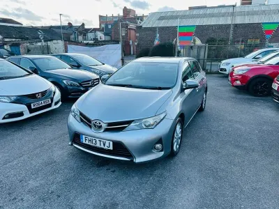 Usado Toyota Auris Multidrive S 132 HP (97 kW) 2013 Cinzento Citadino