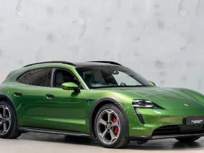 Begagnad Porsche Taycan Cross Turismo 419 kW (571 HK) 2023 Grön Kombi