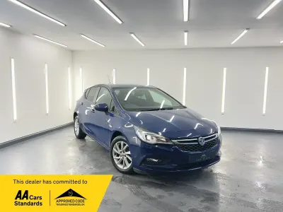 Begagnad Vauxhall Astra Design Edition 2018 Blå Halvkombi