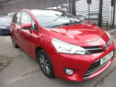 Usado Toyota Verso 132 CV (97 kW) 2014 Rojo Monovolumen