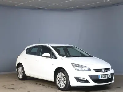 Used Vauxhall Astra Excite 2015 White Hatchback