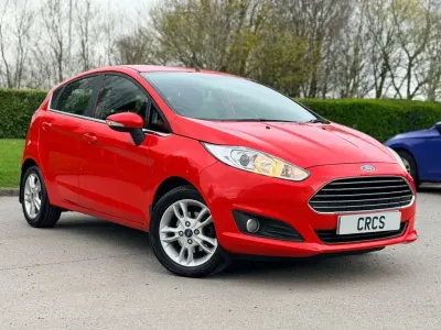 Käytetty Ford Fiesta Zetec 100 HP (73 kW) 2014 Punainen Viistoperä
