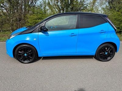 Usado Toyota Aygo X-cite 69 HP (50 kW) 2015 Azul Citadino
