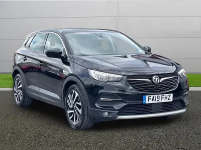 Usado Vauxhall Grandland X Elite 130 HP (95 kW) 2019 Preto SUV