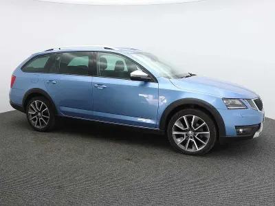 Usado Skoda Octavia Scout 4x4 150 CV (110 kW) 2019 Azul Familiar