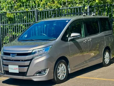 Begagnad Toyota Noah 2020 Grå Minibuss