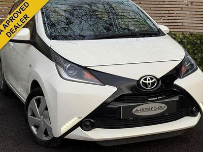 Begagnad Toyota Aygo X-play 68 HK (50 kW) 2015 Vit Halvkombi