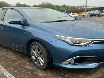 Używany Toyota Auris Hybrid 136 KM (100 kW) 2018 Niebieski Hatchback