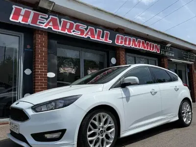 Used Ford Focus Zetec 125 HP (91 kW) 2015 White Hatchback