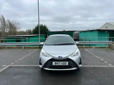Usado Toyota Vitz 2026 Plateado Utilitario