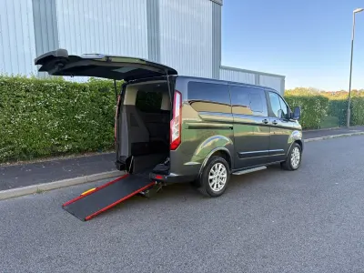 Usado Ford Tourneo Titanium 130 HP (95 kW) 2019 Cinzento Monovolume