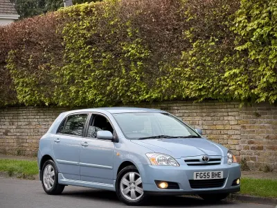 Begagnad Toyota Corolla 110 HK (80 kW) 2005 Blå Halvkombi
