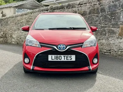 Used Toyota Yaris 101 HP (74 kW) 2015 Red Hatchback