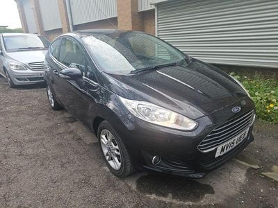 Usado Ford Fiesta Zetec 82 HP (60 kW) 2015 Preto Citadino