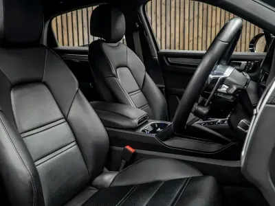 Begagnad Porsche Cayenne Platinum Edition 2023 Svart SUV