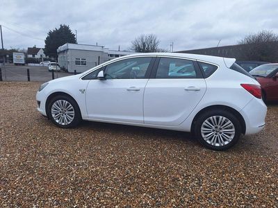 Used Vauxhall Astra Excite 2014 White Hatchback