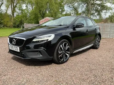 Usado Volvo V40 152 HP (111 kW) 2019 Preto Citadino