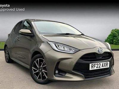 Usado Toyota Yaris Hybrid Design 116 HP (85 kW) 2022 Castanho