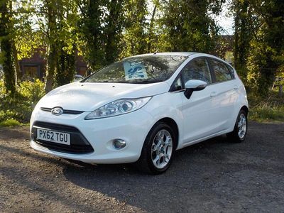 Używany Ford Fiesta Zetec 82 KM (60 kW) 2012 Biały Hatchback