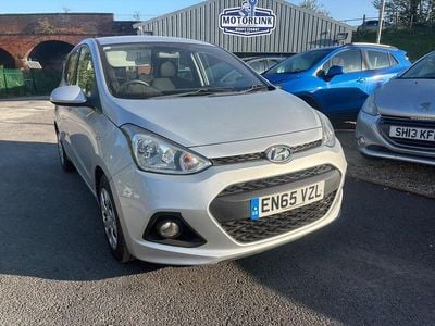 Usado Hyundai i10 SE 87 HP (63 kW) 2015 Prateado Citadino