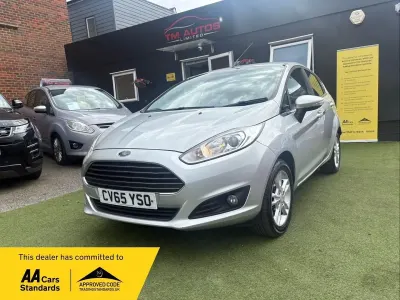 Usado Ford Fiesta Zetec 2015 Plateado Utilitario