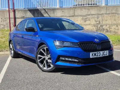 Gebraucht Skoda Superb SportlinePlus 160 PS (117 kW) 2023 Blau Kleinwagen