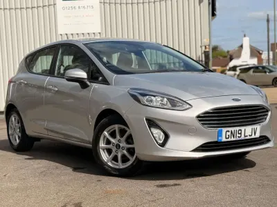 Usado Ford Fiesta Zetec 100 HP (73 kW) 2019 Prateado Citadino