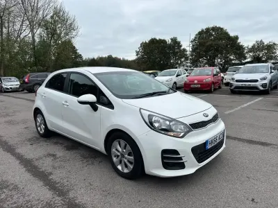 Używany Kia Rio 84 KM (61 kW) 2016 Biały Hatchback