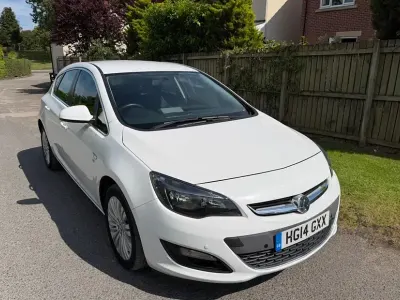Used Vauxhall Astra Excite 2014 White Hatchback