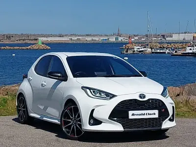 Usado Toyota Yaris Hybrid Sport 116 HP (85 kW) 2022 Branco Citadino