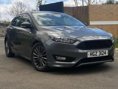 Usado Ford Focus ST-Line 125 HP (91 kW) 2017 Cinzento Citadino