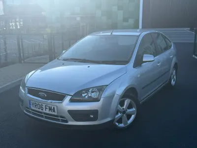 Begagnad Ford Focus Zetec 100 HK (73 kW) 2006 Silver Halvkombi