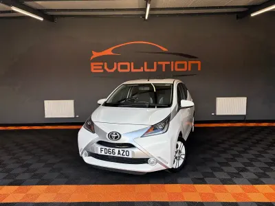 Used Toyota Aygo X-pure 69 HP (50 kW) 2016 White Hatchback