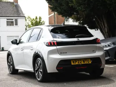 Begagnad Peugeot e-208 Premium 98 kW (134 HK) 2022 Vit Halvkombi