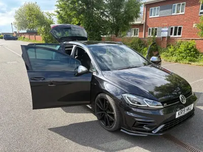 Begagnad VW Golf VII R 400 HK (294 kW) 2019 Svart Halvkombi